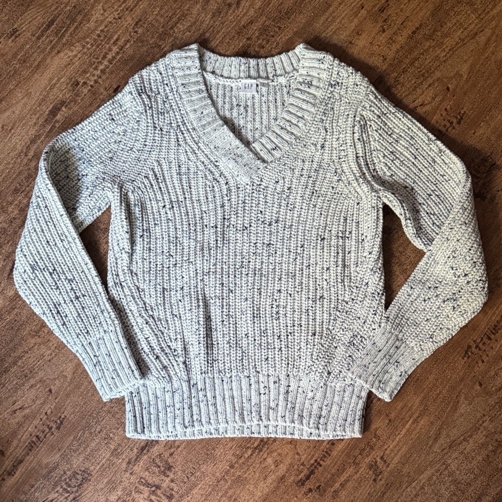 GAP Women's Speckled Gray V-Neck Sweater small